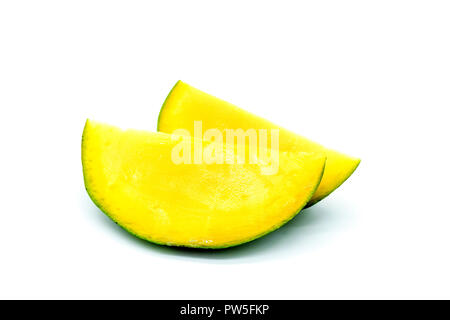 Mango Slices, abgehackte Mangofrucht auf weißem Hintergrund Stockfoto