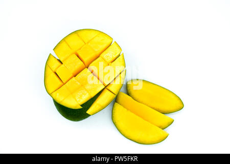 Mango auf weißem Hintergrund, mango Slices, mango Obst, abgeschnittene Scheibe Stockfoto