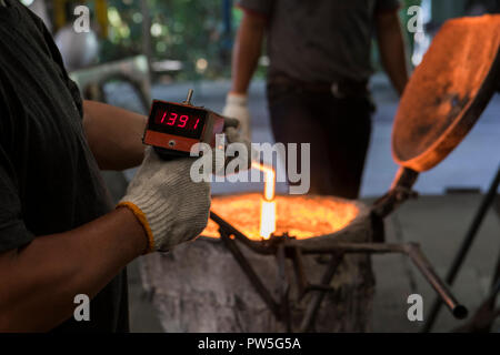 Temperatur Inspektion in geschmolzenem Schöpfkelle; Casting Stockfoto