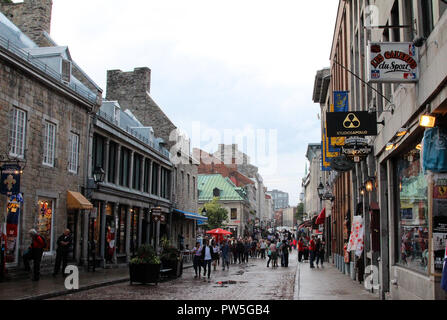 Menschen zu Fuß im Regen durch die historischen Centre ville Montreal, Quebec, Kanada Stockfoto