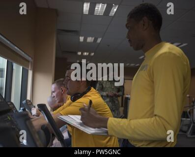 NAVAL SUPPORT FACILITY DEVESELU, Rumänien (Sept. 19, 2017) Master-at-Arms 3. Klasse Glenn Schlachtung, rechts, zugeordnet zu Naval Support Facility (NSF) Deveselu, Aufzeichnungen Kerben während halbjährliche der Marine körperliche Fitness Bewertung. NSF Deveselu und Aegis Aeshore Raketenabwehrsystem Rumänien sind in Zusammenarbeit mit dem Rumänischen 99th Military Base entfernt und eine wichtige Rolle bei der Abwehr ballistischer Flugkörper in Osteuropa spielen. Stockfoto