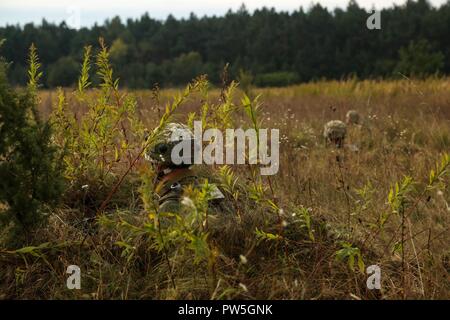 Ukrainische Soldaten der 1./30. mechanisierten Infanteriebataillon beobachten ihre Sektoren von Feuer während der Durchführung ein Feld Training während der Übung Rapid Trident 17 an der internationalen Friedenssicherung Security Center in Yavoriv, Ukraine Sept. 19, 2017. Schnelle Trident 17 teilnehmenden Nationen mit der Gelegenheit theater Sicherheit Zusammenarbeit in Osteuropa zu verbessern, die Interoperabilität zwischen NATO-Mitgliedern und Partnern zu verbessern und die Fähigkeiten zu kombinieren, gemeinsame, multinationale und integrierte Security Operations zu betreiben. Stockfoto