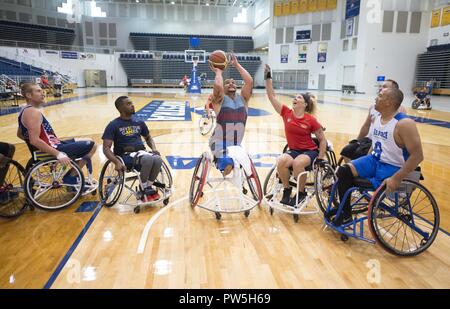 Die US-Rollstuhl Basketball team Züge für die Invictus Spiele an der Hofstra University in New York am 19. September 2017. Von links sind Cal Gentry, Luftwaffe; RJ Anderson, "SOCOM"; Matthäus Grashen, Marine Corps; Brandi Evan, Armee; Hector Varela, Marine; und Brian Williams, Air Force. Die Invictus Games, von Prinz Harry im Jahr 2014 gegründet, vereint die Verwundeten und verletzten Veteranen aus 17 Nationen für 12 adaptive Sportveranstaltungen, einschließlich Leichtathletik, Rollstuhl basketball Rollstuhl Rugby, Schwimmen, Volleyball, und Neu in der 2017 Spiele, Golf. Stockfoto