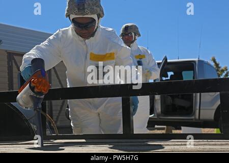 Us-Armee Sgt. Rosina Scott zum 20. Chemische, biologische, nukleare, Sprengstoffe (CBRNE) Befehl zugewiesen, sammeln Boden base Proben in der Nähe von simulierten Detonation in Santa Fe, New Mexico, Sept. 19, 2017. Die Prominente Jagd Übung bringt in Bundes-, Landes- und lokalen Agenturen zu validieren 20 CBRNE-Befehl als Teil des Nationalen Technischen nuklearen Forensik (NTNF) Sammlung Task Force (GCTF). Stockfoto