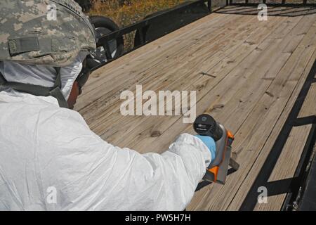 Us-Armee Sgt. Rosina Scott zum 20. Chemische, biologische, nukleare, Sprengstoffe (CBRNE) Befehl zugewiesen, sammeln Boden base Proben in der Nähe von simulierten Detonation in Santa Fe, New Mexico, Sept. 19, 2017. Die Prominente Jagd Übung bringt in Bundes-, Landes- und lokalen Agenturen zu validieren 20 CBRNE-Befehl als Teil des Nationalen Technischen nuklearen Forensik (NTNF) Sammlung Task Force (GCTF). Stockfoto