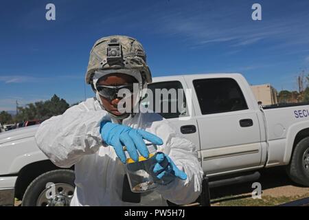 Us-Armee Sgt. Rosina Scott zum 20. Chemische, biologische, nukleare, Sprengstoffe (CBRNE) Befehl, speichert Boden base Proben in der Nähe von simulierten Detonation in Santa Fe, New Mexico, Sept. 19, 2017 zugeordnet. Die Prominente Jagd Übung bringt in Bundes-, Landes- und lokalen Agenturen zu validieren 20 CBRNE-Befehl als Teil des Nationalen Technischen nuklearen Forensik (NTNF) Sammlung Task Force (GCTF). Stockfoto