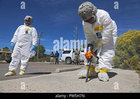 Us-Armee Sgt. Rosina Scott zum 20. Chemische, biologische, nukleare, Sprengstoffe (CBRNE) Befehl zugewiesen, sammeln Boden base Proben in der Nähe von simulierten Detonation in Santa Fe, New Mexico, Sept. 19, 2017. Die Prominente Jagd Übung bringt in Bundes-, Landes- und lokalen Agenturen zu validieren 20 CBRNE-Befehl als Teil des Nationalen Technischen nuklearen Forensik (NTNF) Sammlung Task Force (GCTF). Stockfoto