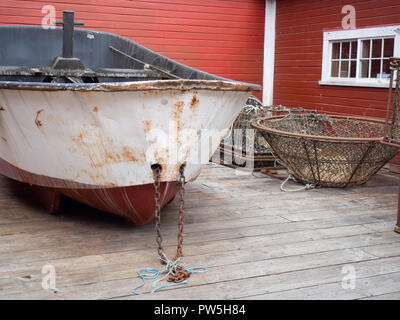 Kleines Fischerboot und Krabben Netze Stockfoto