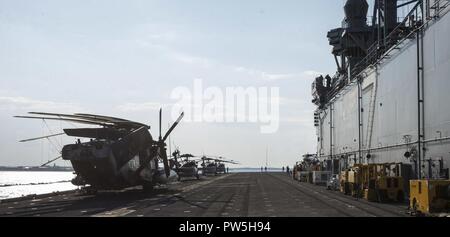 MAYPORT, Fla (Sept. 19, 2017) Die Amphibious Assault ship USS Iwo Jima (LHD) (7) Flight Deck beobachtet, wie das Schiff in den Heimathafen der Naval Station Mayport, Florida zieht. Iwo Jima zurück, nachdem vor kurzem Abschluss der Erstinstallation des humanitären Hilfsmaßnahmen nach dem Hurrikan Irmas Landfall in Key West, Florida um HOMEPORT. Stockfoto