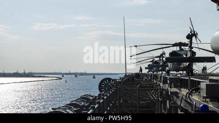 MAYPORT, Fla (Sept. 19, 2017) Schlepper ziehen Neben den Amphibisches Schiff USS Iwo Jima (LHD 7) während ein Meer und anker detail, wie das Schiff bereitet sich auf seinen Heimathafen der Naval Station Mayport, Florida zurückzukehren. Iwo Jima zurück, nachdem vor kurzem Abschluss der Erstinstallation des humanitären Hilfsmaßnahmen nach dem Hurrikan Irmas Landfall in Key West, Florida um HOMEPORT. Stockfoto