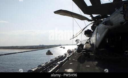 MAYPORT, Fla (Sept. 19, 2017) Die Amphibious Assault ship USS Iwo Jima (LHD) (7) Flight Deck beobachtet, wie das Schiff in den Heimathafen der Naval Station Mayport, Florida zieht. Iwo Jima zurück, nachdem vor kurzem Abschluss der Erstinstallation des humanitären Hilfsmaßnahmen nach dem Hurrikan Irmas Landfall in Key West, Florida um HOMEPORT. Stockfoto