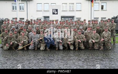 Der Michigan Army National Guard C Company, 1 Battalion, 125Th Infanterie Regiment stellt für ein Unternehmen Foto auf Sept. 20, 2017 in Sennelager Training Area, Deutschland. Stockfoto