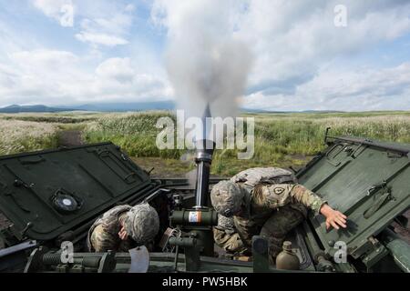 Lager FUJI, JAPAN (Sept. 19, 2017) US-Soldaten an die Zentrale, die Konzernzentrale, 3.Bataillon, 21 Infanterie Regiment zugeordnet, 1 Stryker Brigade Combat Team, 25 Infanterie Division, führen Sie eine Live Fire Übung unter Verwendung eines RMS 6 L 120 mm Mörser System auf einem M 1129 Mörtel Träger als Teil der Übung Orient Shield 2017 am Lager Fuji, Japan, Sept. 19, 2017. Die Übung ist so konzipiert, den USA und Japan zur Bekämpfung der Bereitschaft und der Interoperabilität auf der taktischen Ebene zu verbessern, während der Ausbau der bilateralen Beziehungen und die Demonstration USA lösen die Sicherheitsinteressen der Freunde und Alli zu unterstützen. Stockfoto