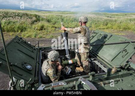 Lager FUJI, JAPAN (Sept. 19, 2017) SPC. Holden Rogers, an die Zentrale, die Konzernzentrale, 3.Bataillon, 21 Infanterie Regiment zugeordnet, 1 Stryker Brigade Combat Team, 25 Infanterie Division, Lasten ordnance in ein RMS 6 L 120 mm Mörser System auf einem M 1129 Mörtel Träger als Teil der Übung Orient Shield 2017 am Lager Fuji, Japan, Sept. 19, 2017. Die Übung ist so konzipiert, den USA und Japan zur Bekämpfung der Bereitschaft und der Interoperabilität auf der taktischen Ebene zu verbessern, während der Ausbau der bilateralen Beziehungen und die Demonstration USA lösen die sicherheitspolitischen Interessen von Freunden und Verbündeten in der Reg zu unterstützen. Stockfoto