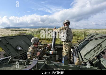 Lager FUJI, JAPAN (Sept. 19, 2017) Pfc. Steven Wicker, an die Zentrale, die Konzernzentrale, 3.Bataillon, 21 Infanterie Regiment zugeordnet, 1 Stryker Brigade Combat Team, 25 Infanterie Division, Lasten ordnance in ein RMS 6 L 120 mm Mörser System auf einem M 1129 Mörtel Träger als Teil der Übung Orient Shield 2017 am Lager Fuji, Japan, Sept. 19, 2017. Die Übung ist so konzipiert, den USA und Japan zur Bekämpfung der Bereitschaft und der Interoperabilität auf der taktischen Ebene zu verbessern, während der Ausbau der bilateralen Beziehungen und die Demonstration USA lösen die sicherheitspolitischen Interessen von Freunden und Verbündeten in der Reg zu unterstützen. Stockfoto