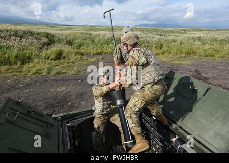 Lager FUJI, JAPAN (Sept. 19, 2017) US-Soldaten an die Zentrale, die Konzernzentrale, 3.Bataillon, 21 Infanterie Regiment zugeordnet, 1 Stryker Brigade Combat Team, 25 Infanterie Division, sauber ein RMS 6 L 120 mm Mörser System auf einem M 1129 Mörtel Träger zwischen Feuer Missionen als Teil der Übung Orient Shield 2017 am Lager Fuji, Japan, Sept. 19, 2017. Die Übung ist so konzipiert, den USA und Japan zur Bekämpfung der Bereitschaft und der Interoperabilität auf der taktischen Ebene zu verbessern, während der Ausbau der bilateralen Beziehungen und die Demonstration USA lösen die sicherheitspolitischen Interessen von Freunden und Verbündeten in der Forschung zu unterstützen Stockfoto