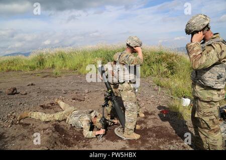 Lager FUJI, JAPAN (Sept. 19, 2017) U.S. Army mortarmen aus der Zentrale, die Konzernzentrale, 3.Bataillon, 21 Infanterie Regiment, 1 Stürmer Brigade Combat Team, 25 Infanterie Division, Feuer 81 mm Mörser als Teil der Übung Orient Shield 2017 am Lager Fuji, Japan, Sept. 19, 2017. Die Übung ist so konzipiert, den USA und Japan zur Bekämpfung der Bereitschaft und der Interoperabilität auf der taktischen Ebene zu verbessern, während der Ausbau der bilateralen Beziehungen und die Demonstration USA lösen die sicherheitspolitischen Interessen von Freunden und Verbündeten in der Region zu unterstützen. Stockfoto