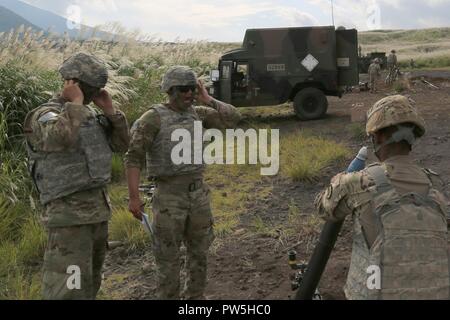 Lager FUJI, JAPAN (Sept. 19, 2017) US-Armee SPC. Dallas Graham, ein mortarman aus der Zentrale, die Konzernzentrale, 3.Bataillon, 21 Infanterie Regiment, 1 Stürmer Brigade Combat Team, 25 Infanterie Division, lenkt seine Mörser Team beim Abfeuern 81 mm Mörser runden als Teil der Übung Orient Shield 2017 am Lager Fuji, Japan, Sept. 19, 2017. Die Übung ist so konzipiert, den USA und Japan zur Bekämpfung der Bereitschaft und der Interoperabilität auf der taktischen Ebene zu verbessern, während der Ausbau der bilateralen Beziehungen und die Demonstration USA lösen die sicherheitspolitischen Interessen von Freunden und Verbündeten in der Regio zu unterstützen. Stockfoto