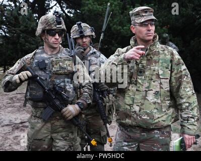 Michigan Army National Guard Oberstleutnant Raymond Stemitz, Bataillonskommandeur der 1 Battalion, 125Th Infanterie Regiment (1-125) und 2 Lt Ryan Bäche von Firma B, 1-125 IN, aus Saginaw, Michigan, nehmen an der abschließenden Veranstaltung der Übung Viking Star 2017 20. September 2017, an der Dänischen Home Guard Nymindegab Training Center in Dänemark. Übung Viking Star 2017 ist ein Übersee Bereitstellung für Ausbildung (ODT) unter Einbeziehung der 1-125 th Infanterie Regiment der Michigan Army National Guard. Soldaten aus Bravo Company in Saginaw, Michigan, Durchführung kämpferische Ausbildung, Orientierungslauf Stockfoto