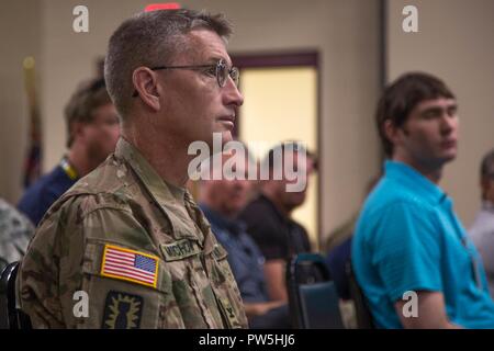 Us-Armee Oberst Marty Muchow hört kurz vor einem Nationalen Technischen nuklearen Forensik (NTNF) Mission, bei Prominenten Jagd auf Onate National Guard Complex, New York, Sept. 20, 2017. Die Prominente Jagd Übung bringt in Bundes-, Landes- und lokalen Agenturen zu den 20 chemischen, biologischen, nuklearen Sprengstoff (CBRNE) Befehl zu bestätigen als Teil der NTNF Boden Sammlung Task Force (GCTF). Stockfoto