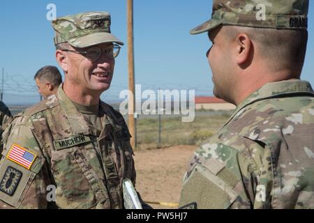 Us-Armee Oberst Marty Muchow (links) und Maj. Patrick Bradley (rechts) sprechen über Prominente Jagd auf Onate National Guard Complex, New York, Sept. 20, 2017. Die Prominente Jagd Übung bringt in Bundes-, Landes- und lokalen Agenturen zu den 20 chemischen, biologischen, nuklearen Sprengstoff (CBRNE) Befehl zu bestätigen als Teil des Nationalen Technischen nuklearen Forensik (NTNF) Sammlung Task Force (GCTF). Stockfoto