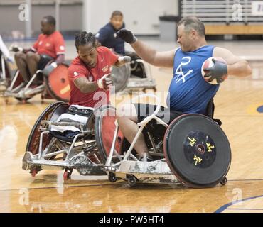 Marine Corps veteran Sgt. Anthony McDaniel kollidiert mit Navy veteran CPO Hector Varela im Rollstuhl Rugby als das US-Team Züge für die Invictus Spiele an der Hofstra University in New York am 20. September 2017. Die Invictus Games, von Prinz Harry im Jahr 2014 gegründet, vereint die Verwundeten und verletzten Veteranen aus 17 Nationen für 12 adaptive Sportveranstaltungen, einschließlich Leichtathletik, Rollstuhl basketball Rollstuhl Rugby, Schwimmen, Volleyball, und Neu in der 2017 Spiele, Golf. Stockfoto