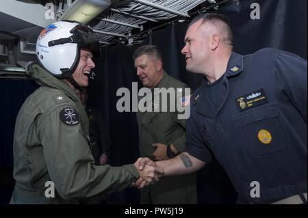 Karibik (Sept. 19, 2017) der hinteren Adm. Jeffrey Hughes, Links, Kommandant der Expeditionary Strike Group 2, erfüllt Command Master Chief Gregory Carlson, command Master Chief der Amphibisches Schiff USS Wasp (LHD1). Wasp unterstützt die Bewohner der karibischen Inseln im Hurrikan Irma, und bereitet auch zu unterstützen, sobald Hurrikan Maria macht Landfall. Stockfoto