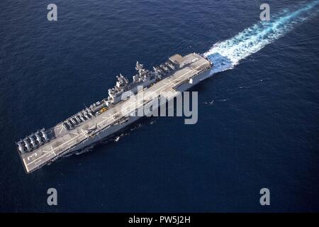 Karibik (Sept. 19, 2017) Das amphibisches Schiff USS Kearsarge (LHD 3) Transite das Karibische Meer. Kearsarge unterstützt mit Hilfsmaßnahmen in den Wirbelsturm Irma. Das Verteidigungsministerium ist die Unterstützung der Federal Emergency Management Agency, die Leitung der Föderalen Agentur bei der Unterstützung von Hurricane Irma Betroffene leiden zu minimieren und ist ein Bestandteil der gesamten-von-Reaktion seitens der Regierung. Stockfoto