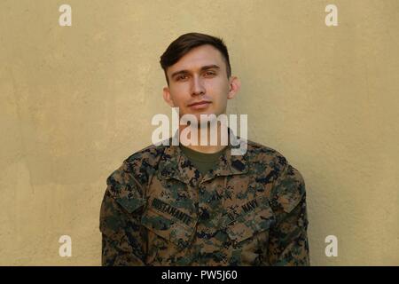 U.S. Navy HM3 John Bustamante, ein Killeen, Texas Eingeborener, ist die Leitung der präventiven Medizin Vertreter der Sri Lanka Gesundheit Engagement (SLHE) 17 team. SLHE-17, von 9-23 Sep, 2017 Naval Base Welisara, Sri Lanka, den USA und Sri Lanka Seestreitkräfte durchgeführt Teilnahme an präventiven Medizin Experte Austausch, um regionale Interoperabilität zwischen USA und Sri Lanka medizinischen Kräfte zu verbessern. Bustamante trat der Marine eine corpsman im Jahr 2014 und wird derzeit mit 3d Medical Bataillon, 3d Marine Logistics Group, III Marine Expeditionary Force in Okinawa, Japan. Stockfoto