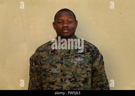 U.S. Navy HM1 Antonia Frazier, Jacksonville, Florida Eingeborener, ist das Personal Unteroffizier der Sri Lanka Gesundheit Engagement 17 Team, von Sept. 9-23, 2017 Naval Base Welisara, Sri Lanka. Frazier trat der Marine eine corpsman in 2006 zu sein und ist Z.z. mit Sitz Regiment, 3d Marine Logistics Group, III Marine Expeditionary Force in Okinawa, Japan. Stockfoto