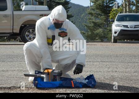 Ein Department of Energy (DOE) zivile bereitet, während prominente Jagd in Santa Fe, New Mexico, Sept. 21, 2017. Die Prominente Jagd Übung bringt in Bundes-, Landes- und lokalen Agenturen zu den 20 chemischen, biologischen, nuklearen Sprengstoff (CBRNE) Befehl zu bestätigen als Teil des Nationalen Technischen nuklearen Forensik (NTNF) Sammlung Task Force (GCTF). Stockfoto