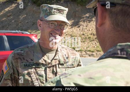 Us-Armee Oberst Marty Muchow, 20. Chemische, biologische, nukleare, Sprengstoffe (CBRNE) Befehl zugeordnet, spricht mit einem Soldaten während Prominente Jagd in Santa Fe, New Mexico, Sept. 21, 2017. Die Prominente Jagd Übung bringt in Bundes-, Landes- und lokalen Agenturen der 20 CBRNE zu validieren, als Teil des Nationalen Technischen nuklearen Forensik (NTNF) Sammlung Task Force (GCTF). Stockfoto