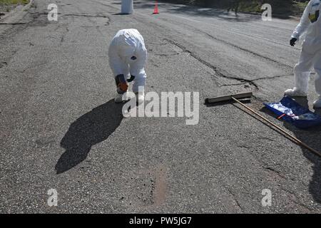 Us-Armee Sgt. Rosina Scott zum 20. Chemische, biologische, nukleare, Sprengstoffe (CBRNE) Befehl zugewiesen, sammeln Boden base Proben in der Nähe von simulierten Detonation in Santa Fe, New Mexico, Sept. 21, 2017. Die Prominente Jagd Übung bringt in Bundes-, Landes- und lokalen Agenturen zu validieren 20 CBRNE-Befehl als Teil des Nationalen Technischen nuklearen Forensik (NTNF) Sammlung Task Force (GCTF). Stockfoto