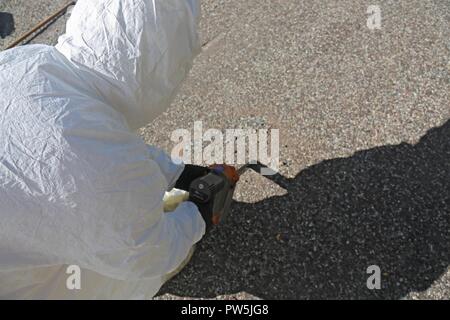 Us-Armee Sgt. Rosina Scott zum 20. Chemische, biologische, nukleare, Sprengstoffe (CBRNE) Befehl zugewiesen, sammeln Boden base Proben in der Nähe von simulierten Detonation in Santa Fe, New Mexico, Sept. 21, 2017. Die Prominente Jagd Übung bringt in Bundes-, Landes- und lokalen Agenturen zu validieren 20 CBRNE-Befehl als Teil des Nationalen Technischen nuklearen Forensik (NTNF) Sammlung Task Force (GCTF). Stockfoto