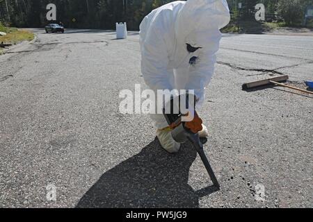 Us-Armee Sgt. Rosina Scott zum 20. Chemische, biologische, nukleare, Sprengstoffe (CBRNE) Befehl zugewiesen, sammeln Boden base Proben in der Nähe von simulierten Detonation in Santa Fe, New Mexico, Sept. 21, 2017. Die Prominente Jagd Übung bringt in Bundes-, Landes- und lokalen Agenturen zu validieren 20 CBRNE-Befehl als Teil des Nationalen Technischen nuklearen Forensik (NTNF) Sammlung Task Force (GCTF). Stockfoto