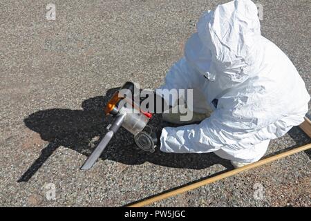 Us-Armee Sgt. Rosina Scott zum 20. Chemische, biologische, nukleare, Sprengstoffe (CBRNE) Befehl, speichert Boden base Proben in der Nähe von simulierten Detonation in Santa Fe, New Mexico, Sept. 21, 2017 zugeordnet. Die Prominente Jagd Übung bringt in Bundes-, Landes- und lokalen Agenturen zu validieren 20 CBRNE-Befehl als Teil des Nationalen Technischen nuklearen Forensik (NTNF) Sammlung Task Force (GCTF). Stockfoto