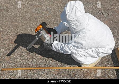 Us-Armee Sgt. Rosina Scott zum 20. Chemische, biologische, nukleare, Sprengstoffe (CBRNE) Befehl, speichert Boden base Proben in der Nähe von simulierten Detonation in Santa Fe, New Mexico, Sept. 21, 2017 zugeordnet. Die Prominente Jagd Übung bringt in Bundes-, Landes- und lokalen Agenturen zu validieren 20 CBRNE-Befehl als Teil des Nationalen Technischen nuklearen Forensik (NTNF) Sammlung Task Force (GCTF). Stockfoto