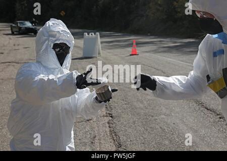 Us-Armee Sgt. Rosina Scott zum 20. Chemische, biologische, nukleare, Sprengstoffe (CBRNE) Befehl, speichert Boden base Proben in der Nähe von simulierten Detonation in Santa Fe, New Mexico, Sept. 21, 2017 zugeordnet. Die Prominente Jagd Übung bringt in Bundes-, Landes- und lokalen Agenturen zu validieren 20 CBRNE-Befehl als Teil des Nationalen Technischen nuklearen Forensik (NTNF) Sammlung Task Force (GCTF). Stockfoto