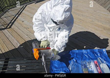 Us-Armee Sgt. Rosina Scott zum 20. Chemische, biologische, nukleare, Sprengstoffe (CBRNE) Befehl, speichert Boden base Proben in der Nähe von simulierten Detonation in Santa Fe, New Mexico, Sept. 21, 2017 zugeordnet. Die Prominente Jagd Übung bringt in Bundes-, Landes- und lokalen Agenturen zu validieren 20 CBRNE-Befehl als Teil des Nationalen Technischen nuklearen Forensik (NTNF) Sammlung Task Force (GCTF). Stockfoto