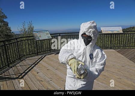 Us-Armee Sgt. Rosina Scott zum 20. Chemische, biologische, nukleare, Sprengstoffe (CBRNE) Befehl, speichert Boden base Proben in der Nähe von simulierten Detonation in Santa Fe, New Mexico, Sept. 21, 2017 zugeordnet. Die Prominente Jagd Übung bringt in Bundes-, Landes- und lokalen Agenturen zu validieren 20 CBRNE-Befehl als Teil des Nationalen Technischen nuklearen Forensik (NTNF) Sammlung Task Force (GCTF). Stockfoto