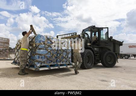 Us-Flieger mit von der 502Nd Logistik Bereitschaft Squadron, 74th Antenne Anschluss Squadron, 26 APS und 733Rd Training Squadron freiwilligen Lieferungen für den Transport bei Joint Base San Antonio-Lackland, Texas, für Hurrikan Maria Hilfsmaßnahmen Sept. 21, 2017 vorzubereiten. Mitglieder Paletten Wasser und Lebensmittel, die Federal Emergency Management Agency gespendet, die in St. Croix, Puerto Rico. Stockfoto