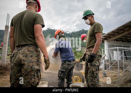 Philippinische Marine FN2 Elvis Julius mischt Beton bei Esperanza Grundschule zur Unterstützung der KAMANDAG in Casiguran, Aurora, Philippinen, Sept. 20, 2017. KAMANDAG ist ein Akronym für die Philippinischen Phrase "Kaagapay Ng Mga Mandirigma Ng Dagat", was übersetzt "Zusammenarbeit von Kriegern des Meeres", der Partnerschaft zwischen der Philippinischen und United States Militärs hervor. Julius ist ein Ingenieur mit 4 Service Support Bataillon, und ist ein Eingeborener von Tinoc, Ifugao, Philippinen. Stockfoto