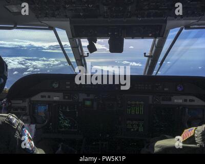 Piloten an Bord eines HC-144 Ocean Sentry Flugzeug von Coast Guard Air Station Miami Verhalten einen Flug bei einem Hurrikan Maria Bewertung der Schäden auf dem Weg nach Puerto Rico, Donnerstag, Sept. 21, 2017 Stockfoto