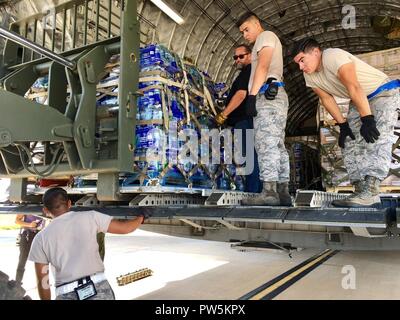 Flieger vom 502Nd Logistik Bereitschaft Squadron last Hilfsgüter an Bord einer C-17 Galaxy Sept. 22, 2017 Joint Base San Antonio-Kelly Feld. Die C-17, ab dem 21. Airlift Squadron bei Travis Air Force Base, Calif., St. Croix, US Virgin Islands, gebunden im Hurrikan Maria Hilfsmaßnahmen zu erleichtern. Stockfoto