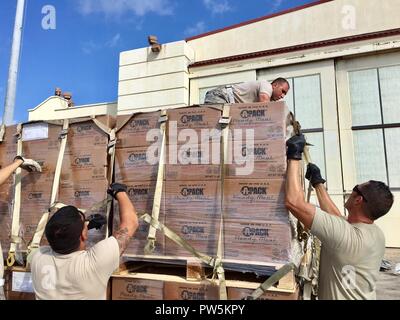 Flieger vom 502Nd Logistik Bereitschaft Squadron und 26 Antenne Anschluss Squadron relief Versorgung Paletten abschließen für den Luftverkehr Sept. 22, 2017 Joint Base San Antonio-Kelly Feld. Die Lieferungen wurden inszeniert an der Federal Emergency Management Agency Incident Support Base am Kelly für den Transport zu den Bereichen, die vom Hurrikan Maria verwüstet Stockfoto