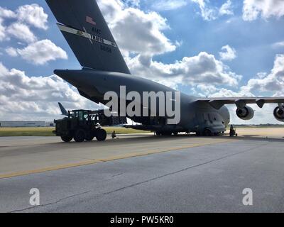 Von der 502Nd Logistik Bereitschaft Squadron last Hilfsgüter an Bord einer C-17 Galaxy Sept. 22, 2017 Joint Base San Antonio-Kelly Feld Flieger. Die C-17, ab dem 21. Airlift Squadron bei Travis Air Force Base, Calif., St. Croix, US Virgin Islands, gebunden im Hurrikan Maria Hilfsmaßnahmen zu erleichtern. Stockfoto