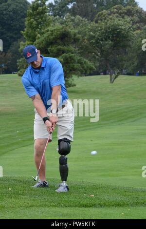 Us-Armee Sgt. 1. Klasse Brent Irland, eine Special Forces intelligence Sergeant in die 3 Special Forces Gruppe zugeordnet und Team US-Athlet Invictus Games, Praktiken Golf in East Meadow, NEW YORK, Sept. 19, 2017, in Vorbereitung auf den 2017 Invictus Games. Die Invictus Games, von Prinz Harry im Jahr 2014 gegründet, vereint die Verwundeten und verletzten Veteranen aus 17 Nationen für 12 adaptive Sportveranstaltungen, einschließlich Leichtathletik, Rollstuhl basketball Rollstuhl Rugby, Schwimmen, Volleyball, und Neu in der 2017 Spiele: Golf. Stockfoto