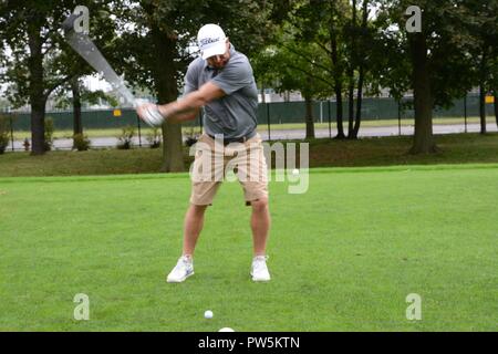 Pensionierte US-Armee Sgt. 1. Klasse Josh Lindstrom, einem ehemaligen Special Forces Waffen Sergeant und Team US-Athlet Invictus Games, Praktiken Golf in East Meadow, NEW YORK, Sept. 19, 2017, in Vorbereitung auf den 2017 Invictus Games. Die Invictus Games, von Prinz Harry im Jahr 2014 gegründet, vereint die Verwundeten und verletzten Veteranen aus 17 Nationen für 12 adaptive Sportveranstaltungen, einschließlich Leichtathletik, Rollstuhl basketball Rollstuhl Rugby, Schwimmen, Volleyball, und Neu in der 2017 Spiele: Golf. Stockfoto