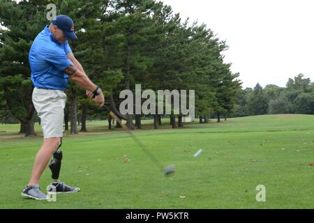 Us-Armee Sgt. 1. Klasse Brent Irland, eine Special Forces intelligence Sergeant in die 3 Special Forces Gruppe zugeordnet und Team US-Athlet Invictus Games, Praktiken Golf in East Meadow, NEW YORK, Sept. 19, 2017, in Vorbereitung auf den 2017 Invictus Games. Die Invictus Games, von Prinz Harry im Jahr 2014 gegründet, vereint die Verwundeten und verletzten Veteranen aus 17 Nationen für 12 adaptive Sportveranstaltungen, einschließlich Leichtathletik, Rollstuhl basketball Rollstuhl Rugby, Schwimmen, Volleyball, und Neu in der 2017 Spiele: Golf. Stockfoto