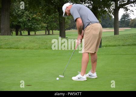 Pensionierte US-Armee Sgt. 1. Klasse Josh Lindstrom, einem ehemaligen Special Forces Waffen Sergeant und Team US-Athlet Invictus Games, Praktiken Golf in East Meadow, NEW YORK, Sept. 19, 2017, in Vorbereitung auf den 2017 Invictus Games. Die Invictus Games, von Prinz Harry im Jahr 2014 gegründet, vereint die Verwundeten und verletzten Veteranen aus 17 Nationen für 12 adaptive Sportveranstaltungen, einschließlich Leichtathletik, Rollstuhl basketball Rollstuhl Rugby, Schwimmen, Volleyball, und Neu in der 2017 Spiele: Golf. Stockfoto